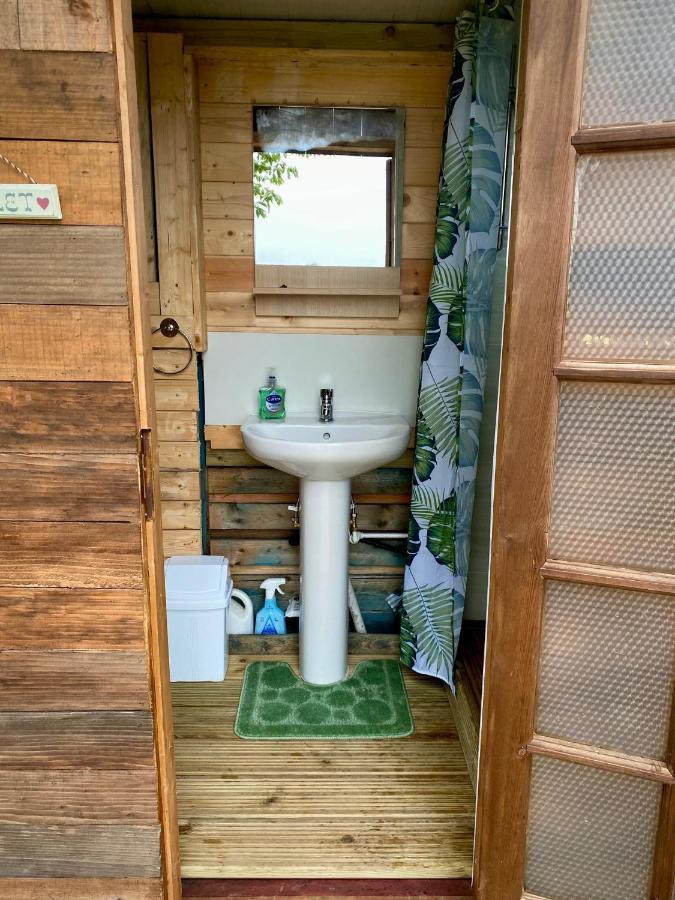 Cherry Tree Glamping Lodge Wellington  Bagian luar foto