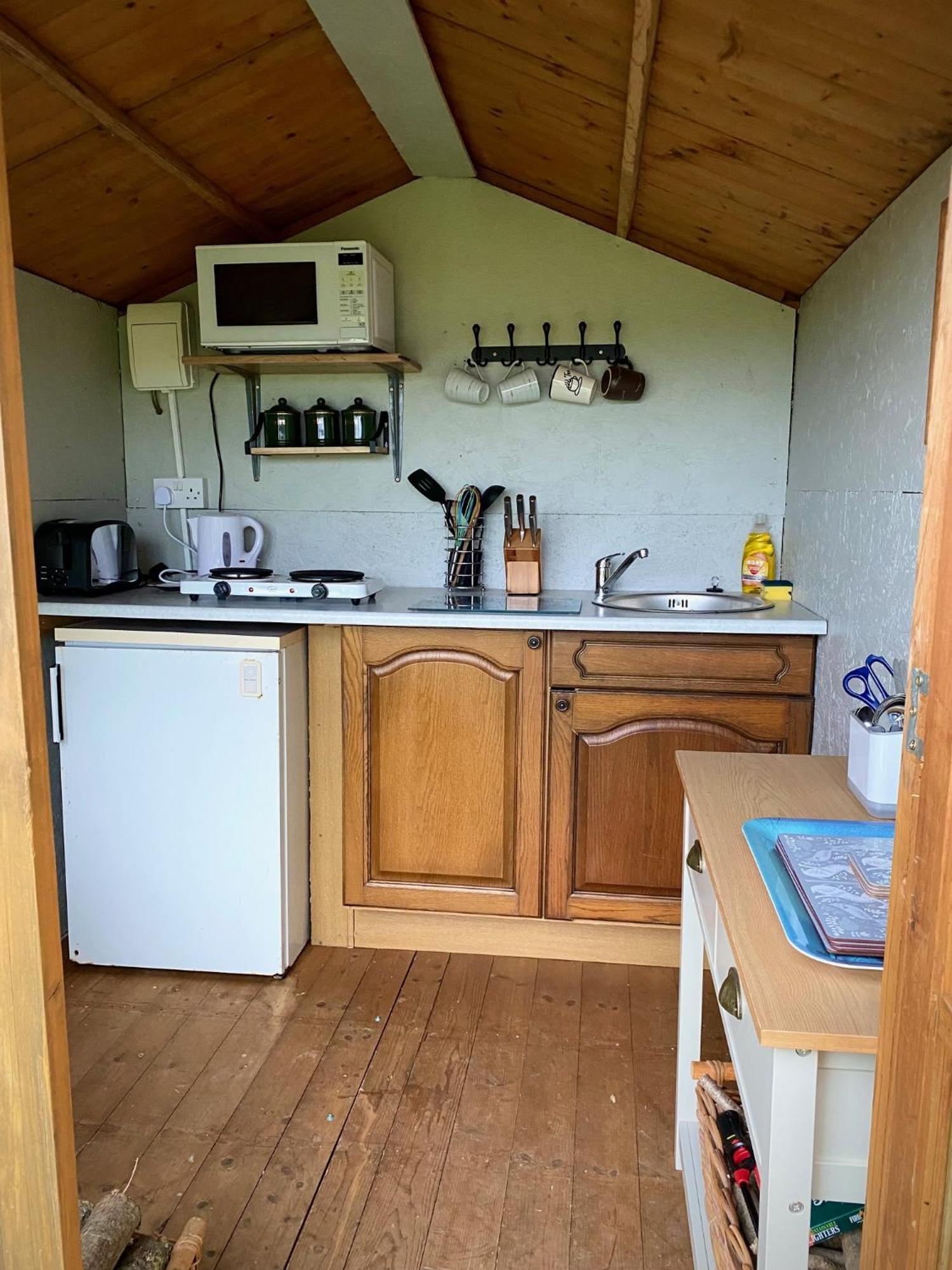 Cherry Tree Glamping Lodge Wellington  Bagian luar foto
