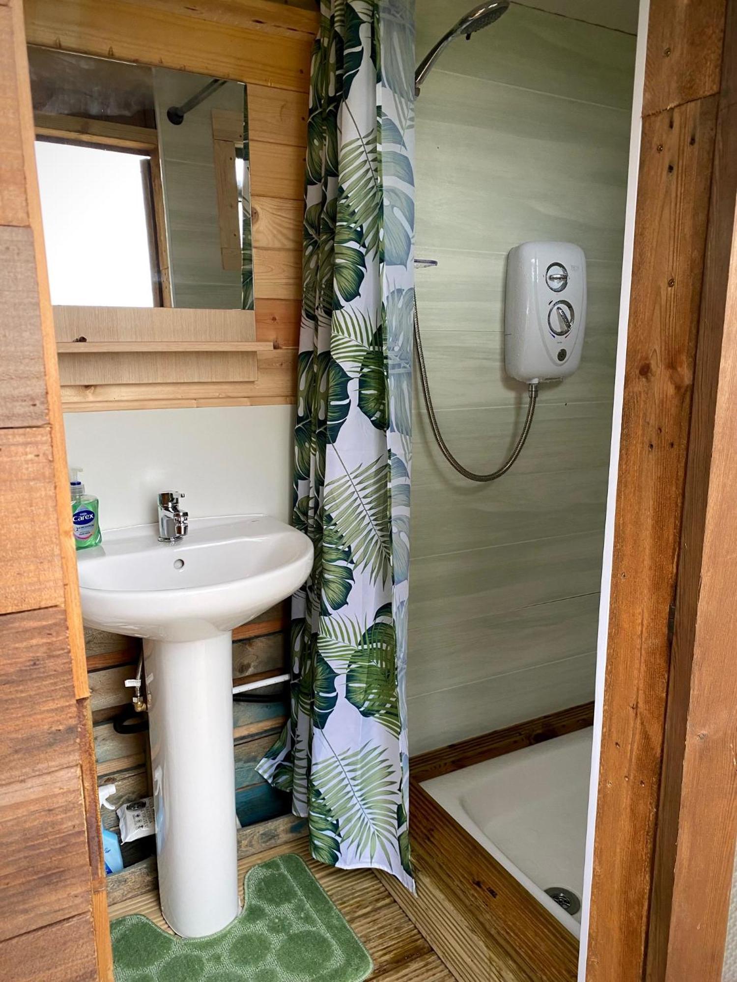 Cherry Tree Glamping Lodge Wellington  Bagian luar foto
