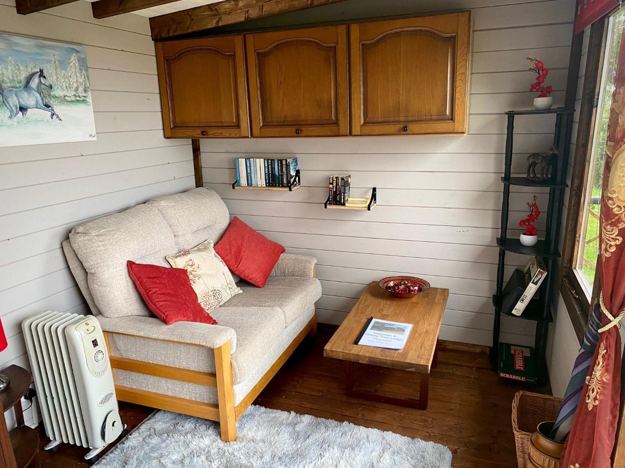 Cherry Tree Glamping Lodge Wellington  Bagian luar foto
