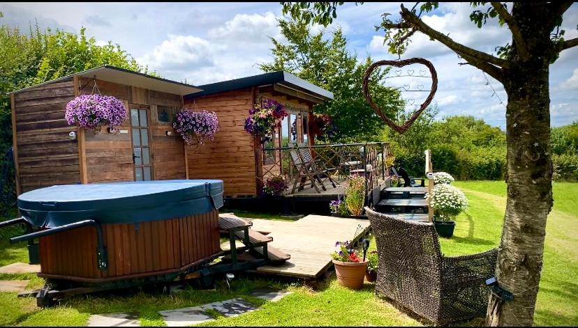 Cherry Tree Glamping Lodge Wellington  Bagian luar foto